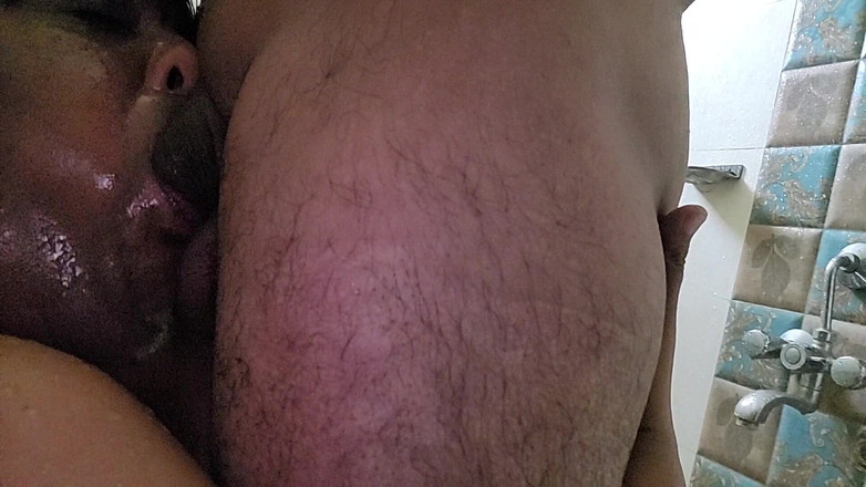 Indiansissychubby: Bevitrice Di Piscio Doccia Dorata