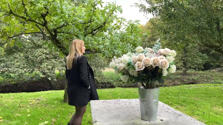 The Frenchies of the web: Rose, en ung flicka, har sex framför en kamera för...