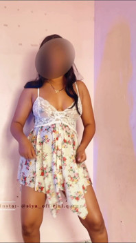 Kakak ipar India menari telanjang dengan lagu Hindi Siya