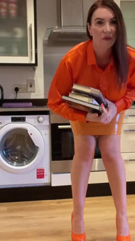 Mlle à gros nichons, bas nylon, bibliothécaire après les heures