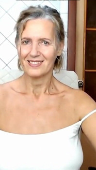 Gehorsame hausfrau in Handschellen und Halsband
