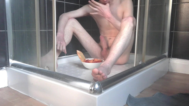 Forest Boi: Il giovane gay mangia cibo dal pavimento