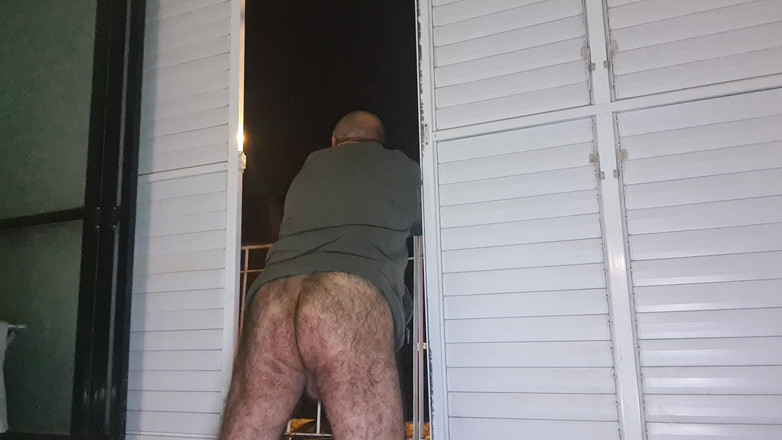 Ilovetobenaked: E atât de frig! Și totuși, Aici sunt, te aștept, expunându-te...