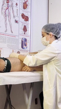 Patient wird während der Untersuchung steif vor der Krankenschwester