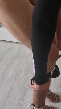 스틸레토를 입은 섹시한 계집애 창녀를 맨몸으로 엉덩이에 박았습니다!
