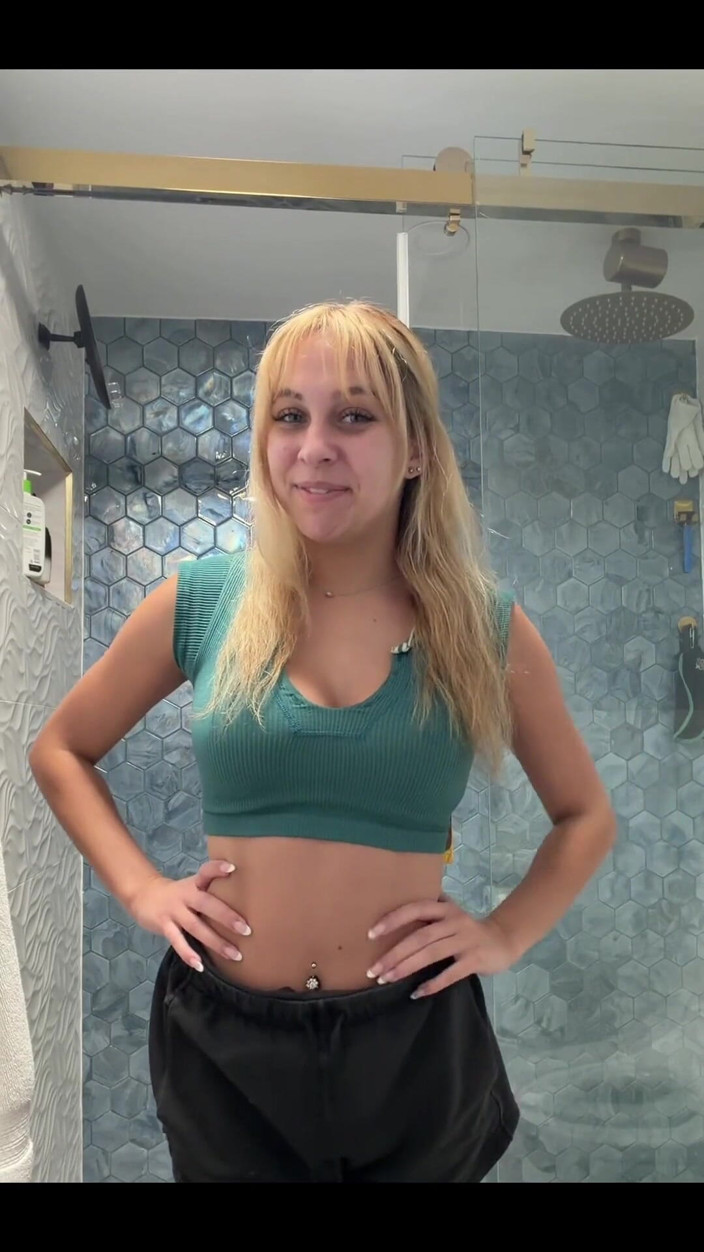 Tiffstreatsxoxo: Squatting and Peeing Over the Toilet at My Parents!!