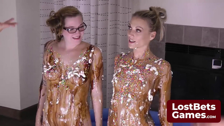 Lost Bets Games: Striptiz pong'un heyecanlı 2'ye 2 oyunu için harika bir dörtlü seks