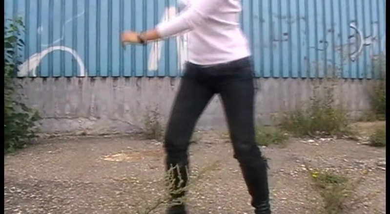 Foot Girls: บดขยี้อาหารกลางแจ้งด้วยรองเท้าส้นสูงของฉัน