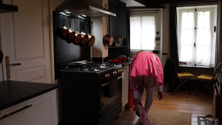 Sissy Dee Dee: Sissy Dee Sta Cucinando Lady Fee Il Suo Pranzo Prima...