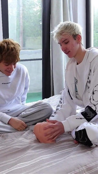 Il Dolce Twink Geme, Il Grosso Cazzo Porta Il Twink a Un Vibrante Orgasmo