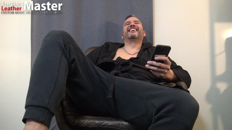 EnglishLeathermaster: 継父がおならのジョークを言い、あなたにおならをする