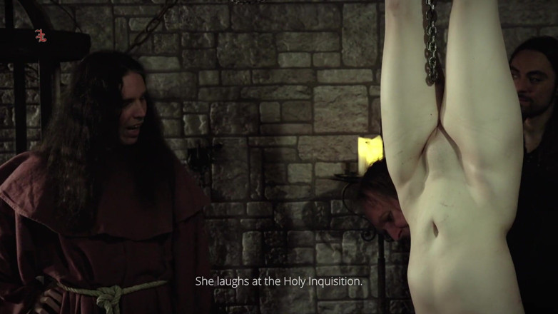 Inquisition and prison world: Mooin แม่มดสาวใช้นมที่เหนื่อยล้าถูกดึงกลับหัวไปที่เพดานด้วยตุ้มน้ําหนักที่ข้อมือของเธอเพื่อทรมานและเย็ดต่างเชื้อชาติ
