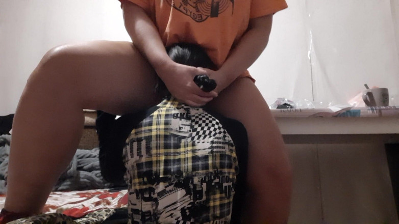 Lesbian-illusion: Я трахаю своего соседа в рот, пока моя жена в ванне