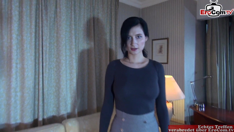 EroCom: O curvă supusă în ciorapi este futută în cur de clientul ei