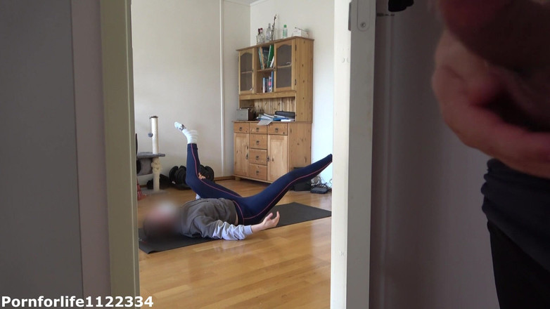Pornforlife1122334: Üvey kız kardeşimin yoga yapmasını izlemeyi ve mastürbasyon yapmayı seviyorum