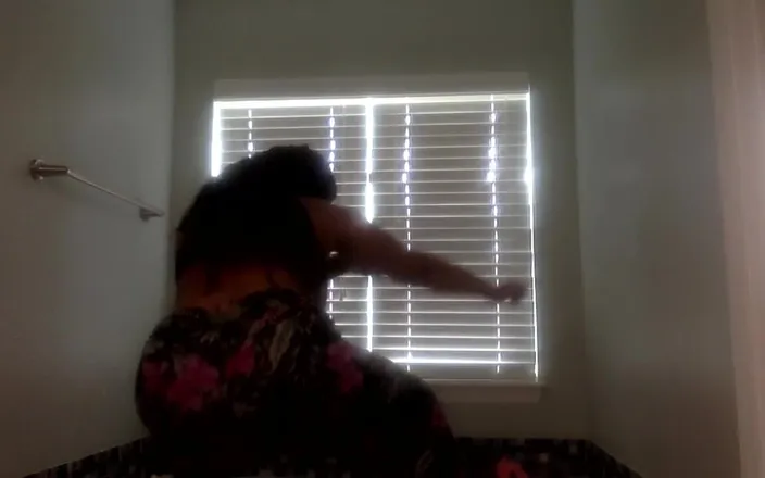 Veronikka Fierce: Amateur Ebony MILF with Big Tits Dances for You