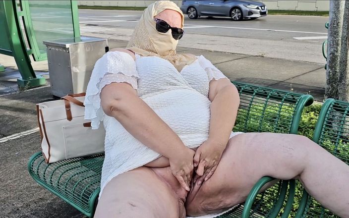 Big ass BBW MILF: Зрелая мусульманская милфа в хиджабе публично мастурбирует на улице на автобусной остановке, мимо проходит много автомобилей