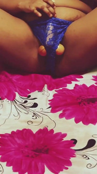 Une femme excitée joue avec un gode réaliste - c’est comme le vrai truc !