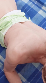 Pyszna proteinowa przekąski na zewnątrz dla słodkiej dziewczyny z warkoczami w warkoczykach w body