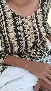 Привів дівчину, яка живе в індійському рідному селі, до будинку і багато натискав її цицьки і трахнув її
