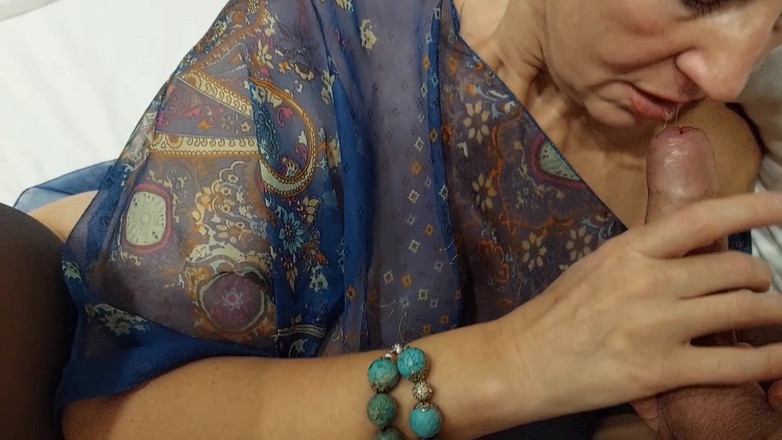 Selena701: Soție blondă matură se bucură de sex în ciorapi