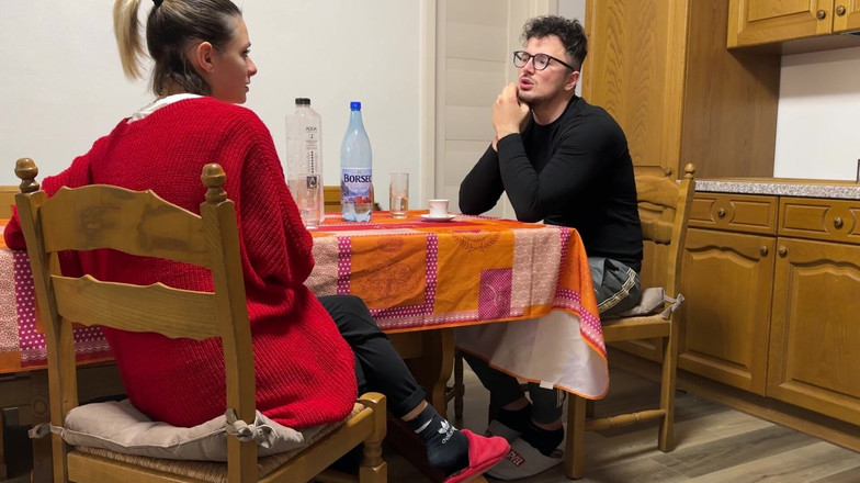 Tommy e Annika: さまざまな体位の妊娠中の10代の大工。イタリア語、POV、騎乗位の会話が豊富