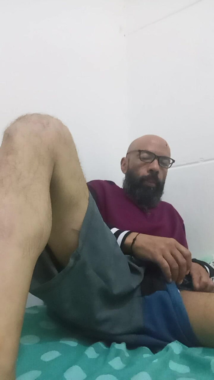 Jhonbahh: O Canto Do Prazer Desenfreado Em Meio À Solidão.