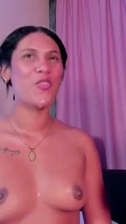 Lesbian Friends: 巨大なディルドときつい膣