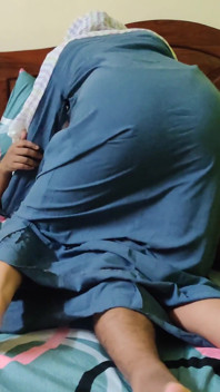 자지를 타고 있는 히잡을 쓴 히잡을 쓴 소녀