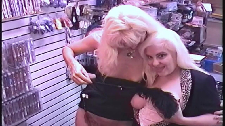 RETROXXX: MiLF bionda succhia il cazzo al gloryhole e mostra un...