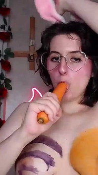 Grote natuurlijke tieten gekleurd voor Pasen