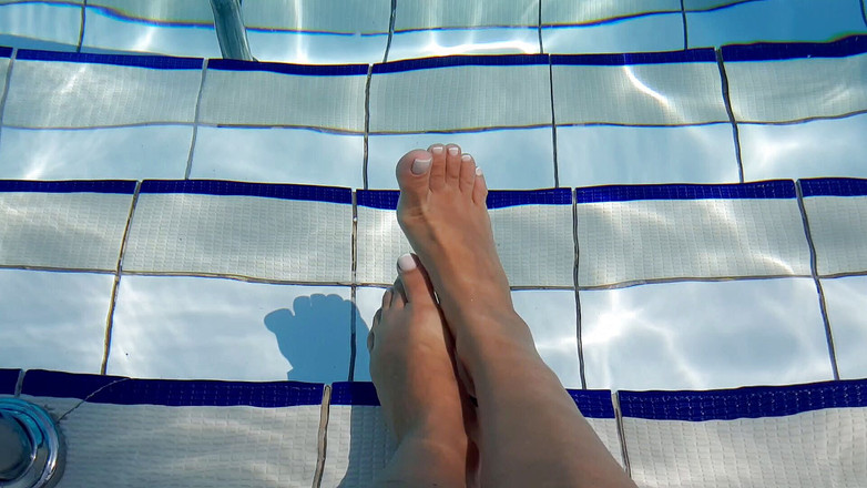 Fetish intimmedia: Fetysz stóp grać w basenie