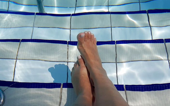 Fetish intimmedia: Foot fetiš hra v bazénu