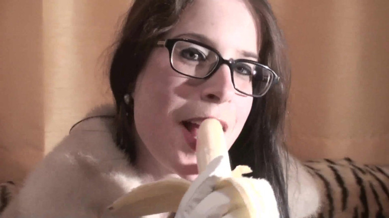 Femdom Austria: Spex, une brune parle de façon coquine en mangeant une...