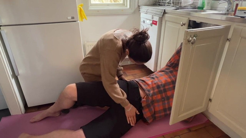 LoveAndRopes: แม่บ้านเงี่ยนเห็นช่างประปาซ่อมอ่างล้างหน้า
