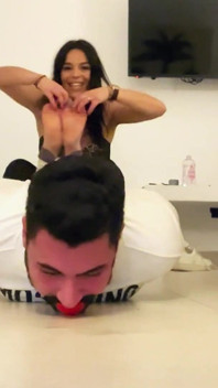 La sessione in tempo reale di una rigida hogtie con la corda, nastro imbavagliata, palla imbavagliata e intensa solleticamento con il suo sottomesso