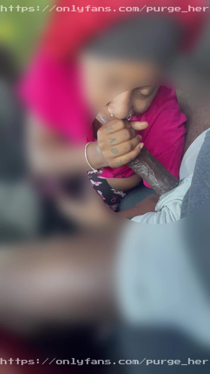 Purge_her: Große Lippen, Dicke Titten, Hübsches Mädchen Lutscht Schwanz so Gut...