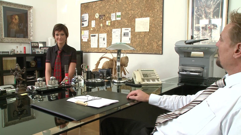 Pornos and Movies with big Huge and GangBang: La Scolaretta Monella Succhia L'insegnante in Ufficio Cazzo Duro