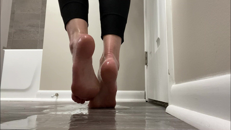 footivities: Nackte Zehen rutschen ab und gleiten, fußölvideo von Ivys füßen