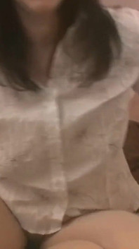 Татуйована брюнетка Одрі Олдер трахає великий член