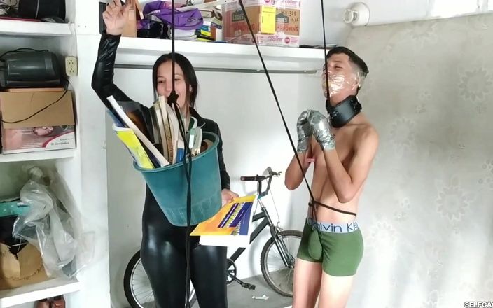 Selfgags femdom bondage: Lekfulla catwoman leksaker med ensam latino pojke!