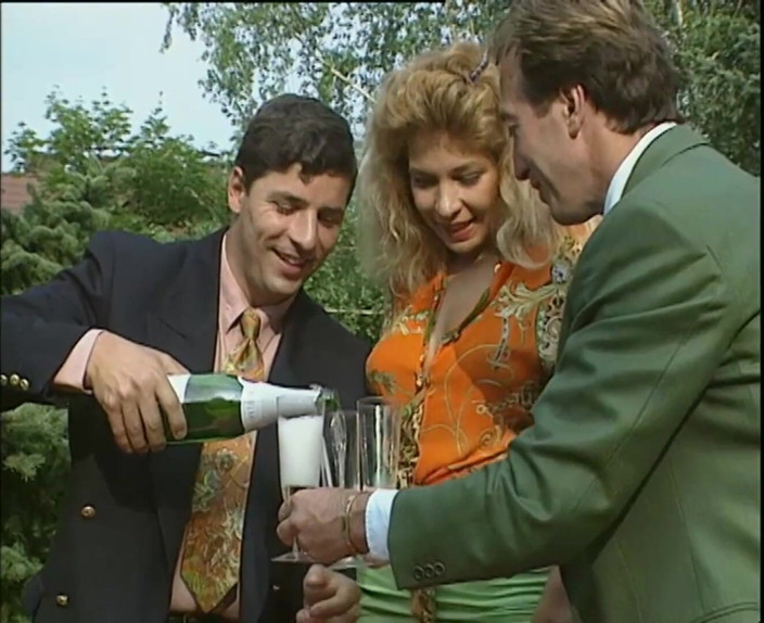 Vintage Climax: Sarışın kız sahada çifte sikişiyor