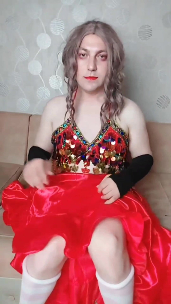 Kitty_Cross: Břišní tanečnice Femboy v červených svůdných šatech