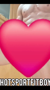 キッチンでチンポを触るのが大好きです。皿を洗っていると、ムラムラし始めました...