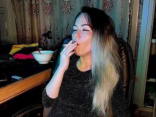 Asian wife homemade videos: Une belle-fille fume une cigarette