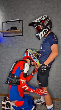 Ha succhiato dolcemente il mio ragazzo mentre indossava il suo attrezzatura da moto