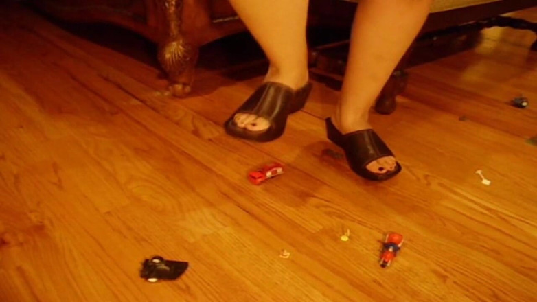 Sexy Amateurz: Car crushing foot fetish action