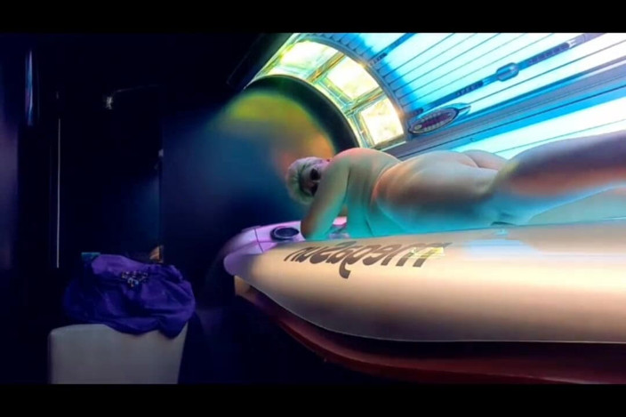 Putarankahotmilf: Tease, spread my pussy,fart and pee in solarium HD