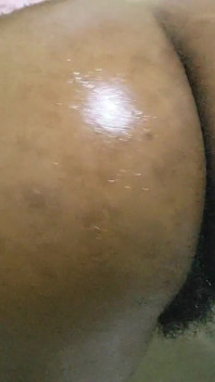 Wanita seksi dengan pantat montok goyang dan menggoda dalam permainan penuh gairah