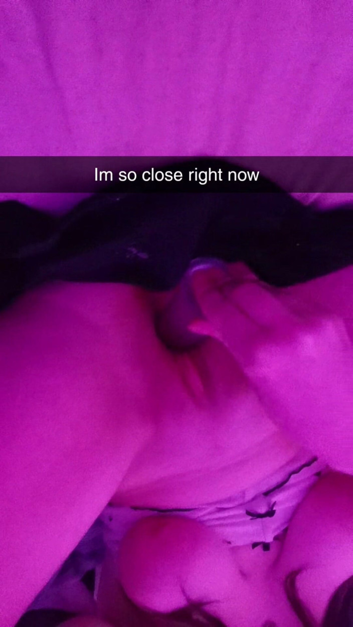 Joyliii: Joyliii Fucks a Dildo